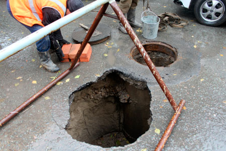 Асфальт провалился на проезжей части в центре Новосибирска (фото) Асфальт провалился на проезжей части в центре Новосибирска (фото)