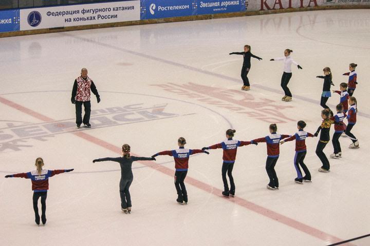 Заслуженный тренер России Виктор Кудрявцев показал мастер-класс юным фигуристам из Бердска 