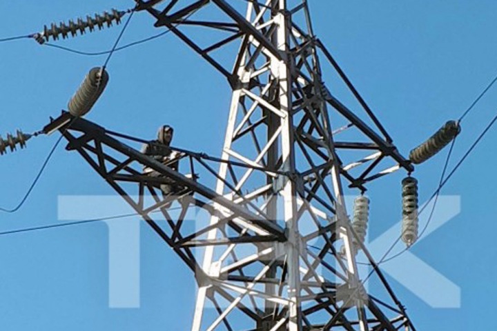 Мужчина забрался на опору ЛЭП в Красноярске и угрожает всех взорвать