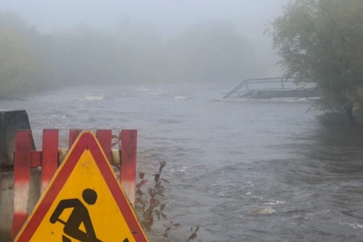 Мост смыло из-за подтопления в Иркутске. Уровень воды поднялся в Тулуне