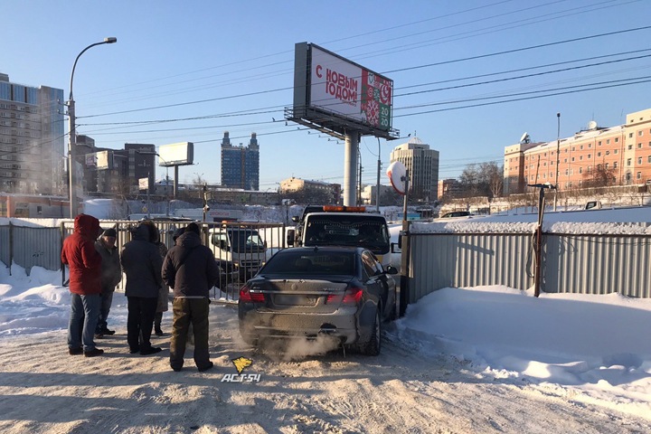 Недовольный новосибирец перекрыл выезд со штрафстоянки