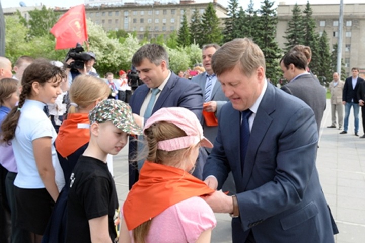 Локоть попросил «пощадить души» детей и не втягивать их в протестные акции