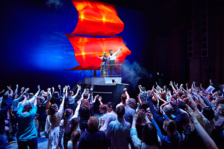 «Глобус» вывел зрителей на сцену «Глобус» вывел зрителей на сцену