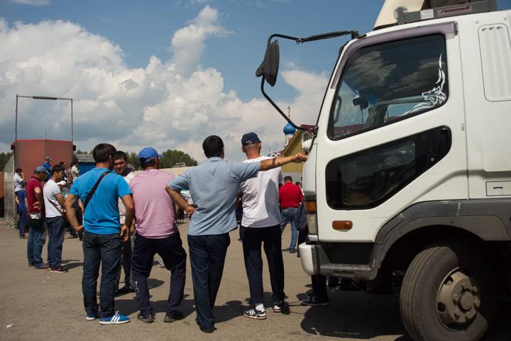 Узбекская и таджикская общины не рассказали о причинах драки на рынке в Новосибирске Узбекская и таджикская общины не рассказали о причинах драки на рынке в Новосибирске