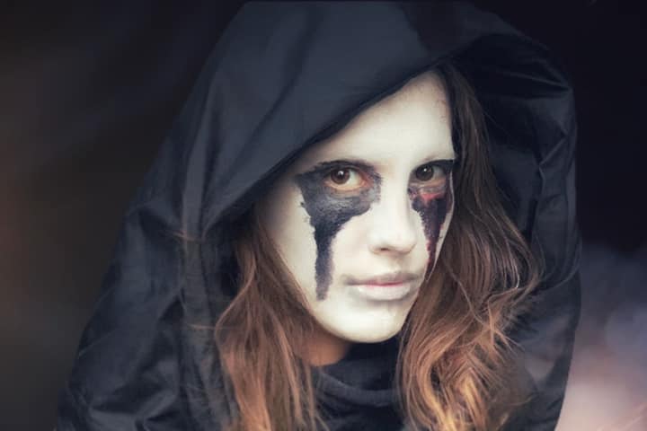 Лидер бурятского «Яблока» прошлась по городу в гриме «коронавирусного ада»