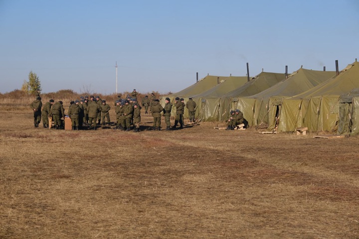 Мобилизованных новосибирских добровольцев вернули домой, потому что «мест нет» Мобилизованных новосибирских добровольцев вернули домой, потому что «мест нет»