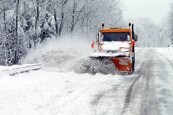 Из-за снегопада увеличилось количество спецтехники на дорогах Новосибирской области Из-за снегопада увеличилось количество спецтехники на дорогах Новосибирской области