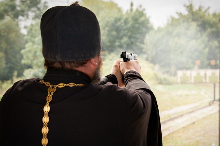 Поп и попадья подрались с жителями Новокузнецка на Пасху