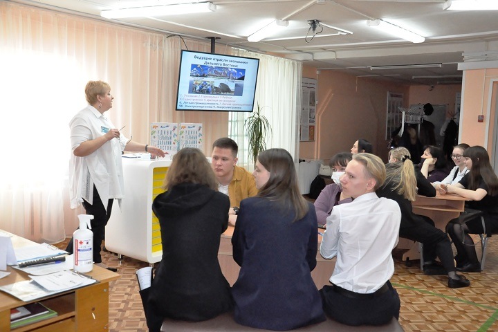 Школы и библиотеки Кодинска получили книгу «Удивительный Дальний Восток»