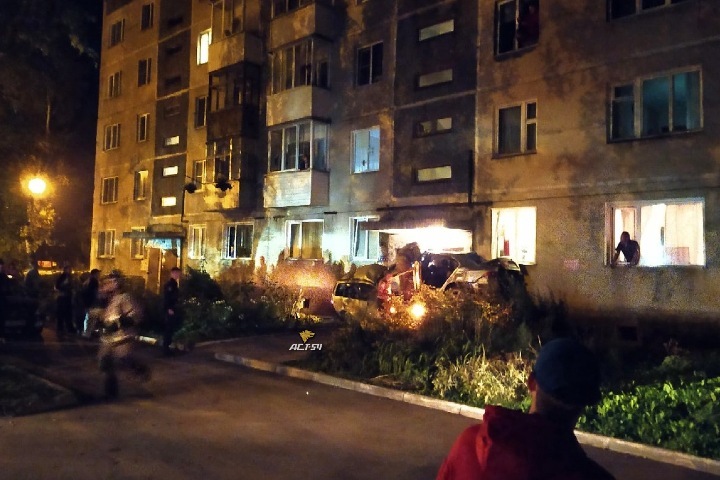 Влетевший в дом на машине новосибирский росгвардеец получил колонию-поселение за смерть человека Влетевший в дом на машине новосибирский росгвардеец получил колонию-поселение за смерть человека