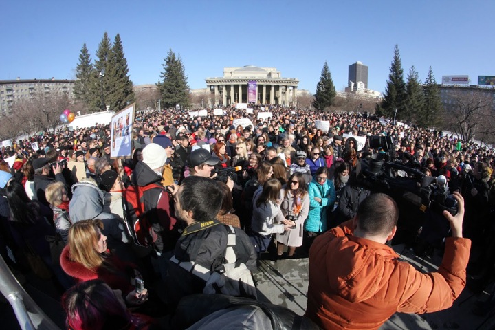 Новосибирский губернатор отменил запрет на массовые акции