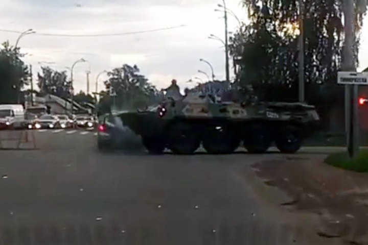 БТР врезался в иномарку в Кемерове