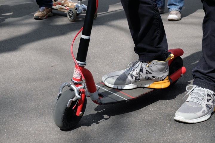 Чиновники притормозили самокаты, ученые оживили древних животных. Числа недели