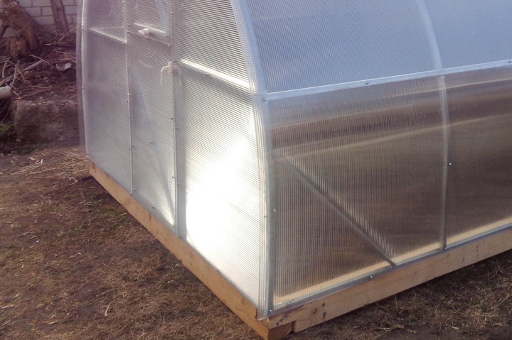 Выбор и установка дачной теплицы Выбор и установка дачной теплицы