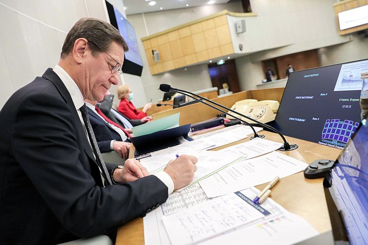 Сибирские единороссы проголосовали за недопуск части россиян до выборов. Вот их имена