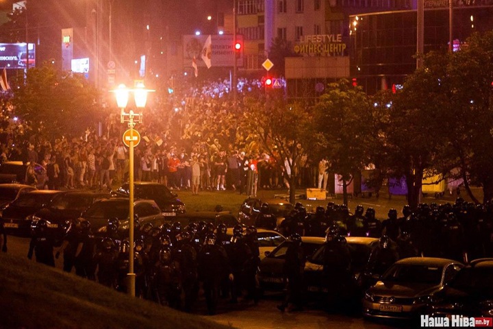 Милиция закидала гранатами протестующих в Беларуси. Акции протеста по всей стране Милиция закидала гранатами протестующих в Беларуси. Акции протеста по всей стране