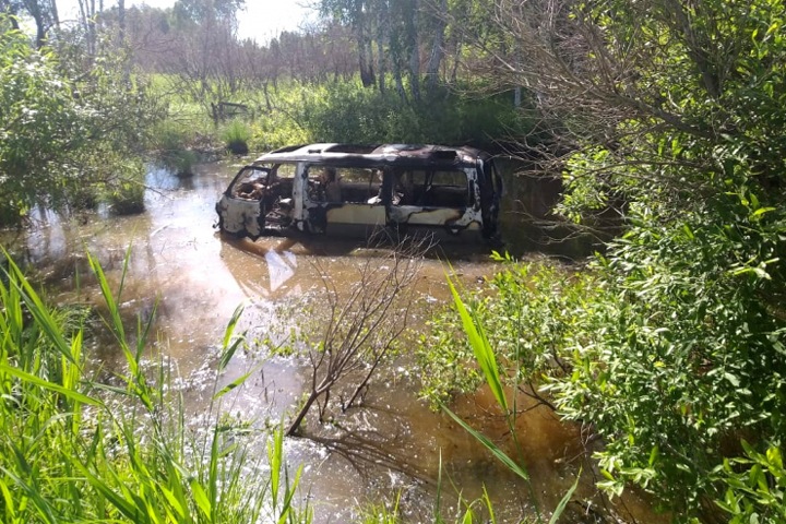 Микроавтобус вылетел с трассы под Венгерово в воду и загорелся Микроавтобус вылетел с трассы под Венгерово в воду и загорелся
