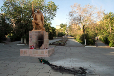 Ребенок поджег венок на мемориале Великой Отечественной войны в Бурятии Ребенок поджег венок на мемориале Великой Отечественной войны в Бурятии