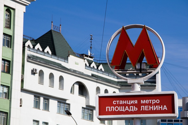 Новосибирец в наушниках прыгнул навстречу метропоезду: подробности происшествия Новосибирец в наушниках прыгнул навстречу метропоезду: подробности происшествия