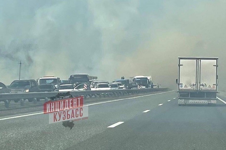 Восемь машин столкнулись в Кузбассе из-за пала травы. Есть жертвы