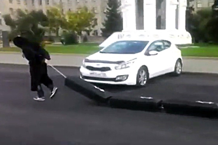 Суд оштрафовал поставившего гробы у правительства иркутянина