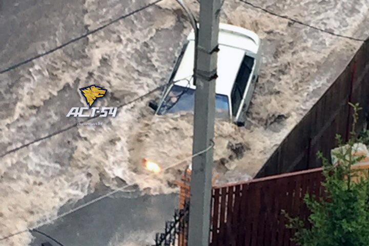 Ливень затопил дороги и жилые микрорайоны Новосибирска Ливень затопил дороги и жилые микрорайоны Новосибирска