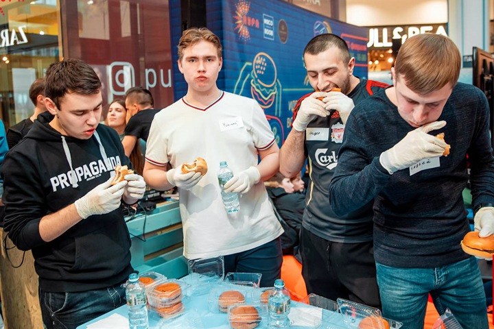 Новосибирские власти решили открыть фуд-корты и кинотеатры в разгар пандемии