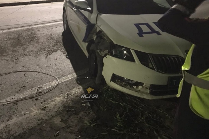 Инспектор ГИБДД въехал в столб под Новосибирском Инспектор ГИБДД въехал в столб под Новосибирском