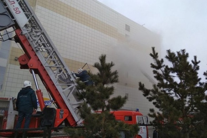 Кемеровчане разыскивают своих детей после пожара в ТЦ Кемеровчане разыскивают своих детей после пожара в ТЦ