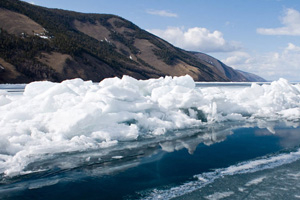 Бурятские спасатели сняли мужчину с оторвавшейся на Байкале льдины Бурятские спасатели сняли мужчину с оторвавшейся на Байкале льдины