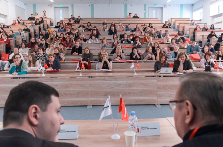 «Надо рассказывать о языке возбуждающе»: филологи обсудили наболевшее в НГУ