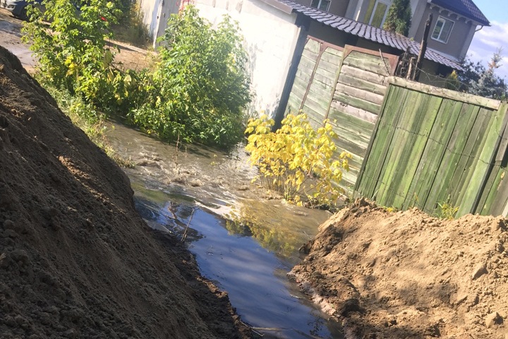 Нечистоты снова затопили улицы Бердска Нечистоты снова затопили улицы Бердска