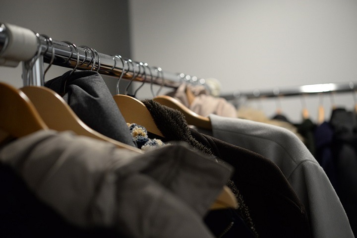 Напольные металлические вешалки для одежды