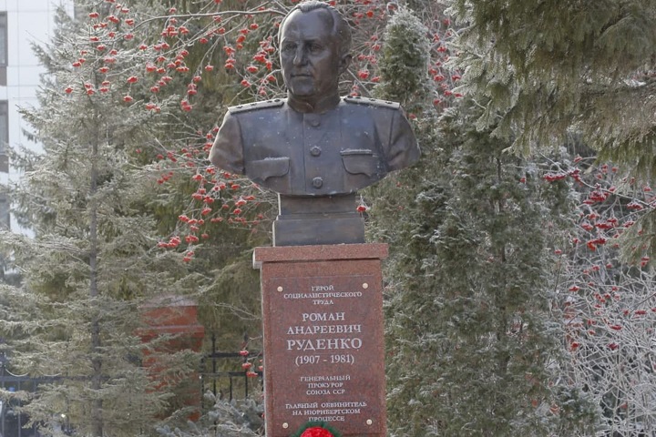 Памятник участвовавшему в массовых убийствах прокурору установили в Новосибирске Памятник участвовавшему в массовых убийствах прокурору установили в Новосибирске