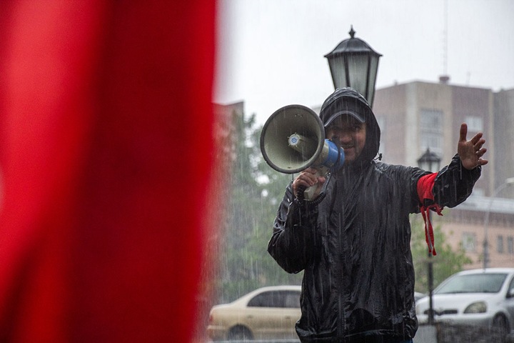 Новосибирцы вышли на митинг против повышения пенсионного возраста в ливень Новосибирцы вышли на митинг против повышения пенсионного возраста в ливень