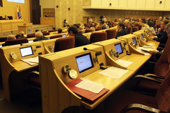 Доходы населения падают, расходы на чиновников растут: новосибирские депутаты обсудили бюджет 2020 года