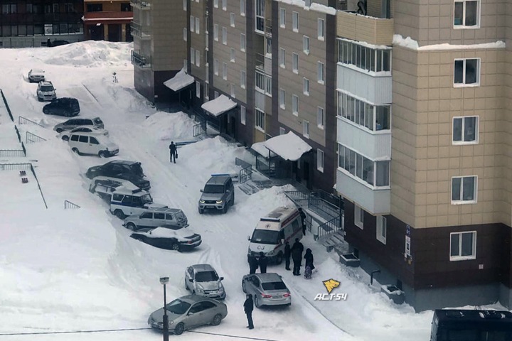СК проверяет падение сибирячки из окна квартиры, где найдена ее мертвая дочь