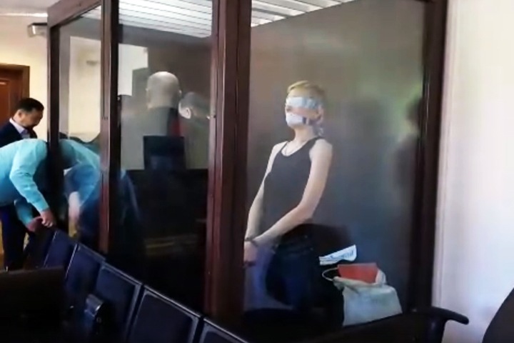 Руководству БайкалБанка дали реальные сроки. Подсудимая встретила приговор с замотанным скотчем лицом Руководству БайкалБанка дали реальные сроки. Подсудимая встретила приговор с замотанным скотчем лицом