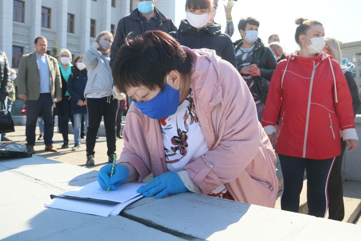 Семьи вахтовиков Чаяндинского месторождения пикетировали омское правительство