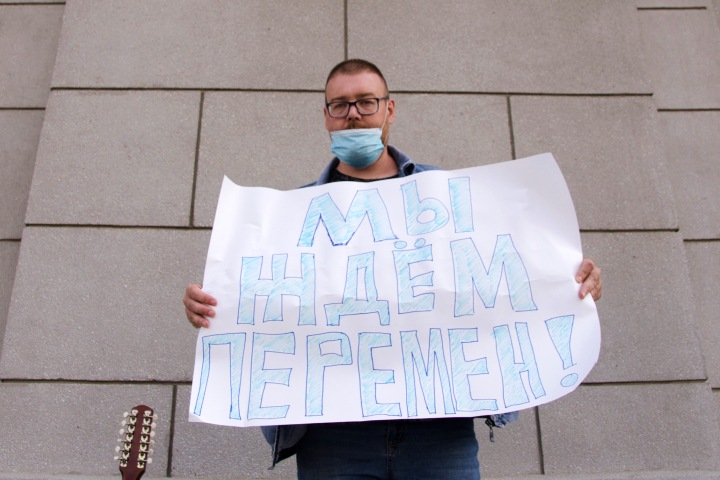 Полиция задержала спевшего «Перемен» на новосибирской акции за Фургала