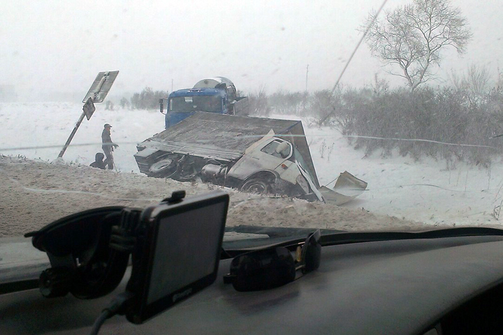 Автомобили сносит с алтайских трасс из-за ветра и гололеда