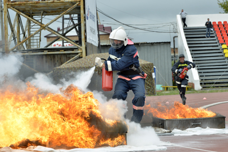 На омском стадионе боролись с огнем На омском стадионе боролись с огнем