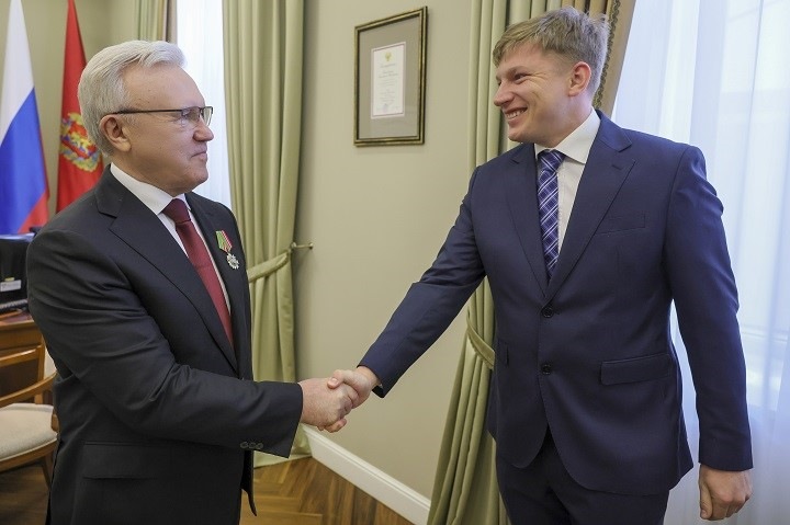 Красноярский губернатор награжден за вклад в международное сотрудничество после побега его сына из-под ареста в Италии