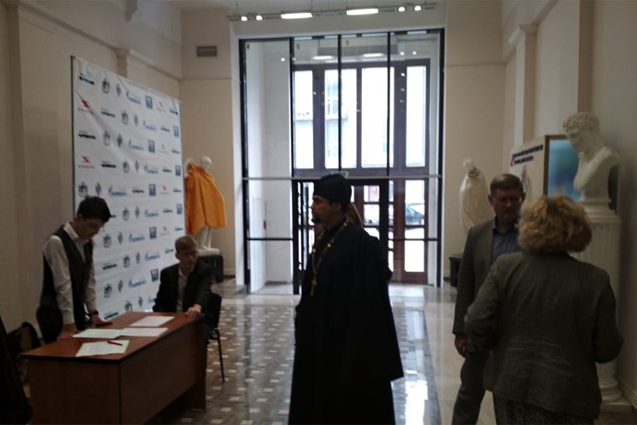 Обнаженные статуи прикрыли в новосибирском вузе к визиту РПЦ Обнаженные статуи прикрыли в новосибирском вузе к визиту РПЦ