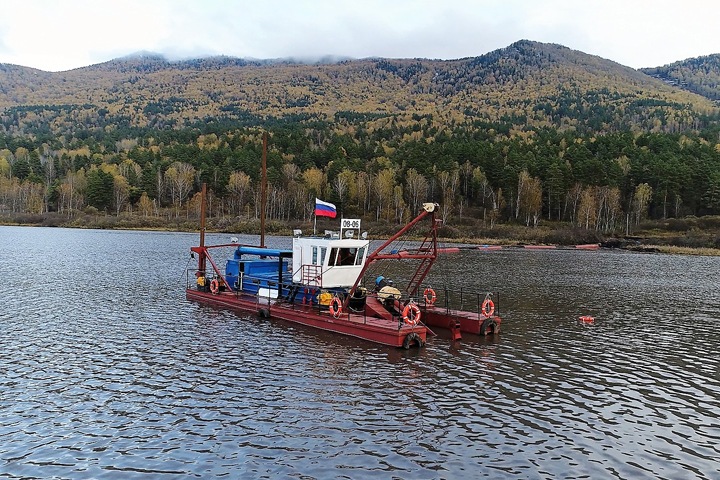 Власти потратят сотни миллионов на очистку алтайского озера Манжерок. Это может уничтожить его, считают экологи