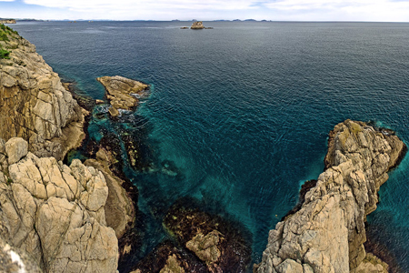 Школьница из Томска сорвалась со скалы во время похода в Приморье и погибла