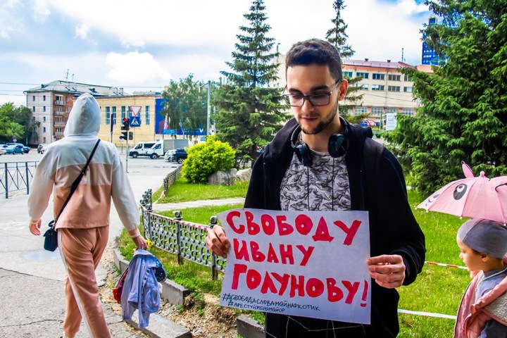 Суд отправил Голунова под домашний арест. Он объяснил дело расследованием о похоронном бизнесе