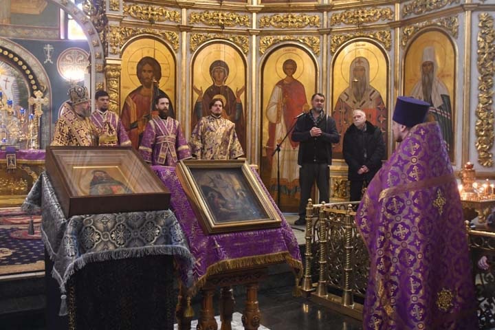 Митрополит Кузбасса провел массовый молебен от коронавируса