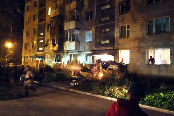 Две машины врезались в подъезд дома в Пашино Две машины врезались в подъезд дома в Пашино