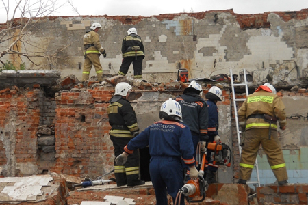 Спасатели вытащили двух человек из-под завалов здания в Новосибирске — МЧС Спасатели вытащили двух человек из-под завалов здания в Новосибирске — МЧС